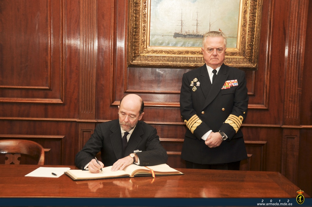 Pedro Argüelles ha firmado en el Libro de Honor del Cuartel General de la Armada 